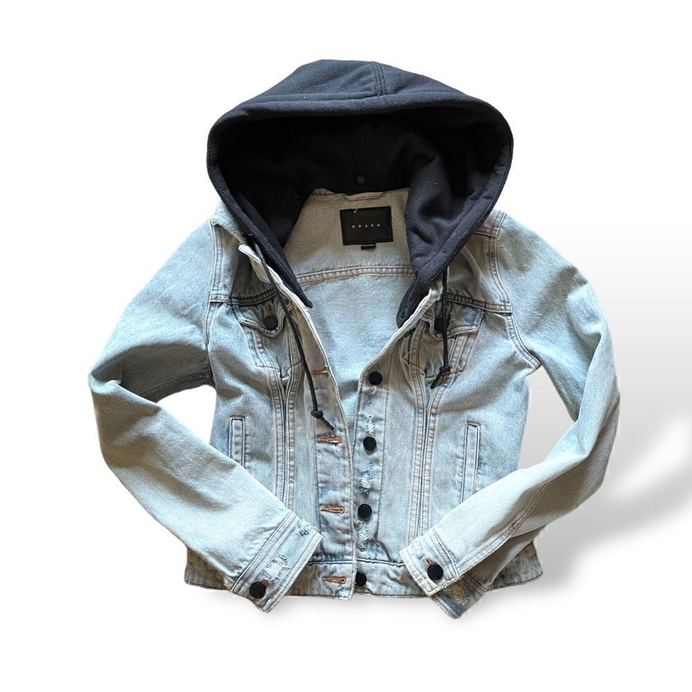 ❤️SOLD❤️BLANKNYC Hooded Light Wash Fitted Denim Jacket |Size:Small |